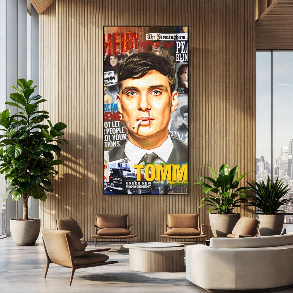 Tablou canvas cu tablou canvas cu portretul lui tommy shelby, in rama de aluminiu negru, pe perete intr-un birou